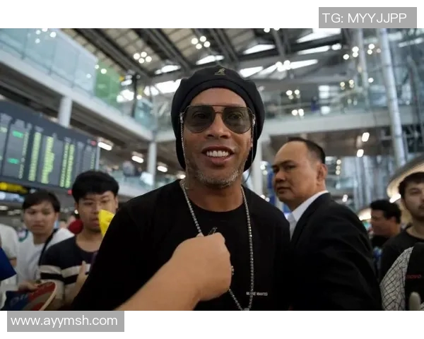 足球巨星精彩表演汇聚一堂展现激情与技艺的盛宴