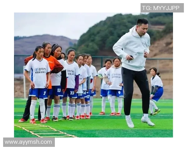 几个小孩兴奋地围观足球明星训练场景感受梦想的力量与激情